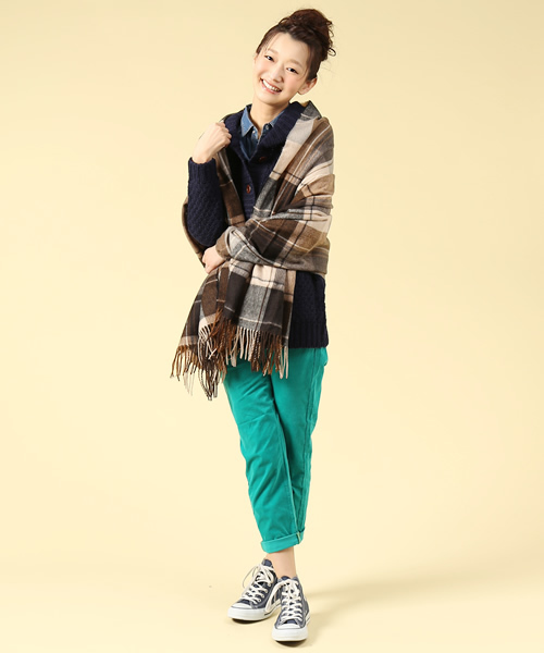 B:MING by BEAMS(ビーミングバイビームス)の「□ビーミング by ビームス / 大判フリンジストール(ストール/ショール・レディース・ベージュ/レッド/グリーン/ネイビー・ONE SIZE)」の2枚目の写真