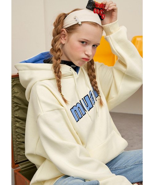 muahmuah(ムーアムーア)の「コンビカラーロゴプルオーバーパーカー/フーディー(パーカー・レディース・ブラック/アイボリー/グレー/ピンク・FREE)」の1枚目の写真