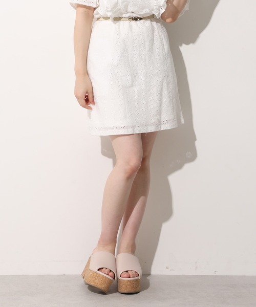 one after another NICE CLAUP（ワンアフターアナザーナイスクラップ）の「【Web限定】ベルト付き台形ミニスカート（スカート・レディース・ブラック/ベージュ/オフホワイト・FREE）」の2枚目の写真