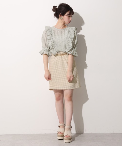 one after another NICE CLAUP（ワンアフターアナザーナイスクラップ）の「【Web限定】ベルト付き台形ミニスカート（スカート・レディース・ブラック/ベージュ/オフホワイト・FREE）」の4枚目の写真
