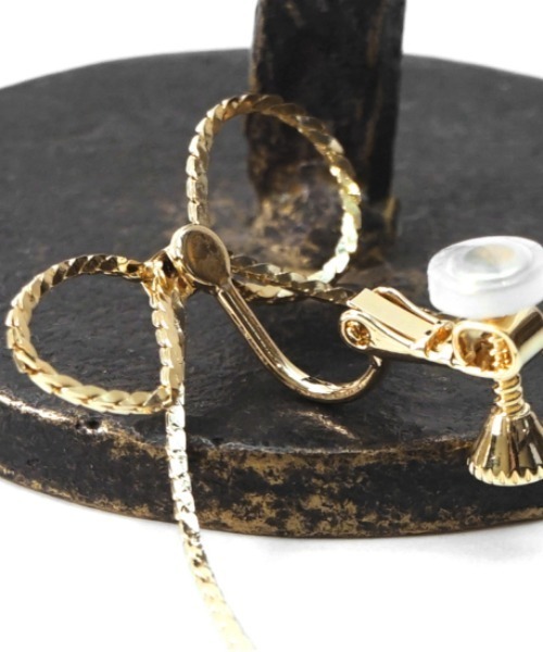 flower(フラワー)の「スウィングリボンイヤリング(イヤリング・レディース・ゴールド・FREE)」の3枚目の写真