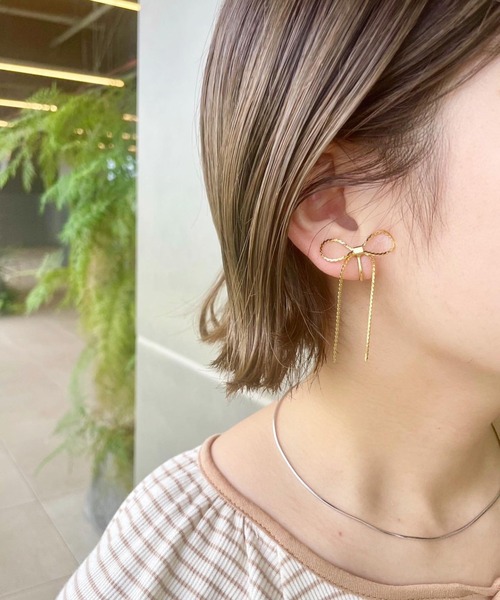 flower(フラワー)の「スウィングリボンイヤリング(イヤリング・レディース・ゴールド・FREE)」の11枚目の写真