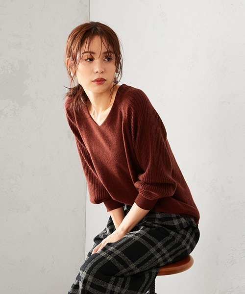 COMME CA ISM(コムサイズム)の「Vネック ニットプルオーバー(ニット/セーター・レディース・ブラウン/レッド/グリーン・MEDIUM/LARGE)」の3枚目の写真