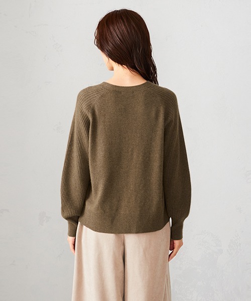 COMME CA ISM(コムサイズム)の「Vネック ニットプルオーバー(ニット/セーター・レディース・ブラウン/レッド/グリーン・MEDIUM/LARGE)」の9枚目の写真