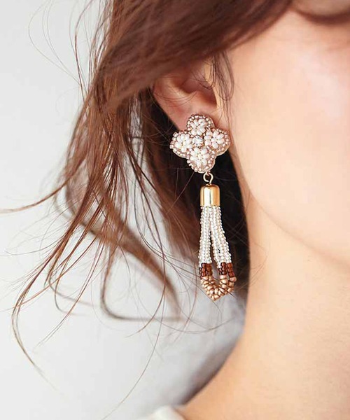 IEDIT（イディット）の「ＩＥＤＩＴ　手仕事の美しさをまとう２－ＷＡＹビーズ刺しゅうイヤアクセサリー（ピアス（両耳用）・レディース・ホワイト系その他/ブラウン系その他・1/2）」の3枚目の写真