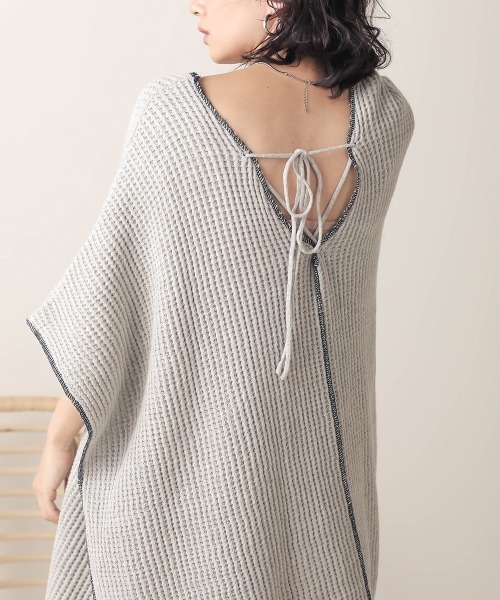 Bab(バブ)の「【WEB限定】ワッフル編みニットポンチョ(Tシャツ/カットソー・レディース・ベージュ/グレー/アイボリー・FREE)」の3枚目の写真