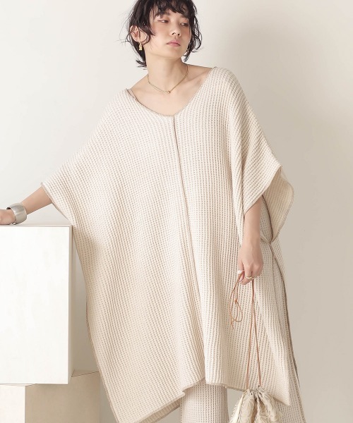 Bab(バブ)の「【WEB限定】ワッフル編みニットポンチョ(Tシャツ/カットソー・レディース・ベージュ/グレー/アイボリー・FREE)」の2枚目の写真