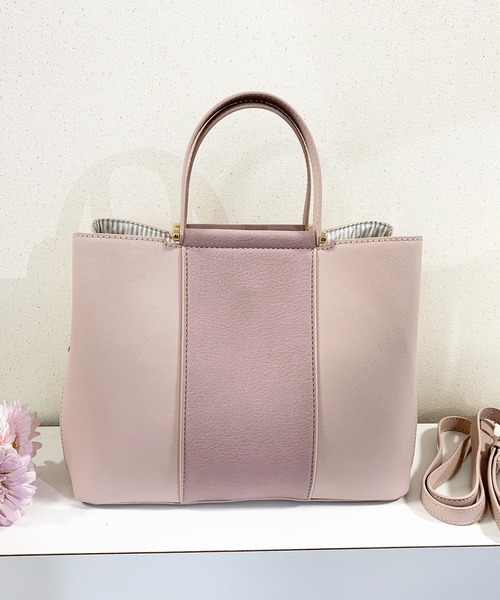 LITTLE ACCESSORIES(リトルアクセサリーズ)の「2色カラーの上品な2WAYハンドバッグ(ショルダーバッグ・レディース・ブラック/ピンク/ブルー/グレイッシュベージュ/ネイビー・フリー)」の6枚目の写真