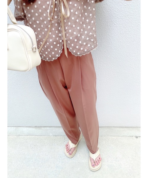 JUMELLE(ジュメロ)の「パウダータックパンツ(スラックス・レディース・ピンク/ブラック/グレイッシュベージュ・MEDIUM/SMALL)」の9枚目の写真