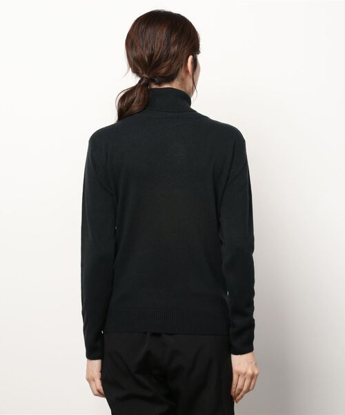NAVY（ネイビー）の「洗えるニット カシミヤタッチ タートルネックセーター（ニット/セーター・レディース・チャコール/ブラック/ネイビー/ベージュ/ホワイト・M/L）」の8枚目の写真