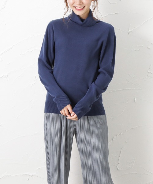 NAVY（ネイビー）の「洗えるニット カシミヤタッチ タートルネックセーター（ニット/セーター・レディース・チャコール/ブラック/ネイビー/ベージュ/ホワイト・M/L）」の5枚目の写真
