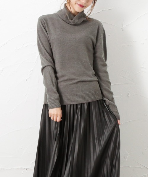 NAVY（ネイビー）の「洗えるニット カシミヤタッチ タートルネックセーター（ニット/セーター・レディース・チャコール/ブラック/ネイビー/ベージュ/ホワイト・M/L）」の4枚目の写真