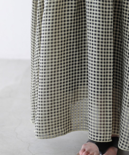 frames RAY CASSIN(フレームスレイカズン)の「WEB限定.シアーギンガムティアードキャミワンピース(ワンピース・レディース・ネイビー/イエロー・FREE)」の4枚目の写真