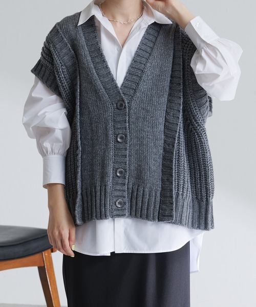 COLLAGE GALLARDAGALANTE（コラージュガリャルダガランテ）の「編み地が可愛いデザインニットベスト（ベスト・レディース・チャコールグレー/モカ・FREE）」の9枚目の写真