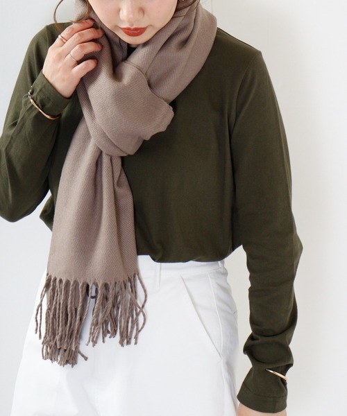 FUNALIVE（ファンアライブ）の「PAGE ONE 無地ストール（ストール/ショール・レディース・ブルー/グレイッシュベージュ/ブラック/アイボリー/イエロー/オレンジ/ライトパープル/グリーン系その他/パープル/グリーン/ピンク/杢グレー/キャメル/ブラック系その他/イエロー系その他/ホワイト系その他/ベージュ系その他/ライトグレー/ピンク系/ブルー系その他/グリーン系/オレンジ系/レモンイエロー/ロイヤルブルー/ピンク系1/ライトブルー/イエロー系/レッド/ネイビー/ライトグリーン/バーガンディー・FREE）」の8枚目の写真