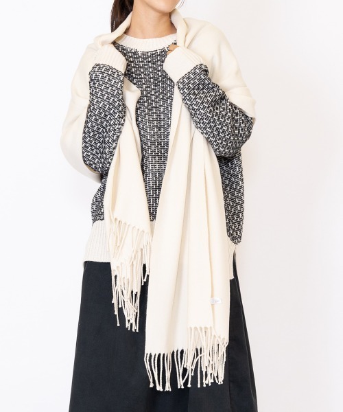 FUNALIVE（ファンアライブ）の「PAGE ONE 無地ストール（ストール/ショール・レディース・ブルー/グレイッシュベージュ/ブラック/アイボリー/イエロー/オレンジ/ライトパープル/グリーン系その他/パープル/グリーン/ピンク/杢グレー/キャメル/ブラック系その他/イエロー系その他/ホワイト系その他/ベージュ系その他/ライトグレー/ピンク系/ブルー系その他/グリーン系/オレンジ系/レモンイエロー/ロイヤルブルー/ピンク系1/ライトブルー/イエロー系/レッド/ネイビー/ライトグリーン/バーガンディー・FREE）」の2枚目の写真