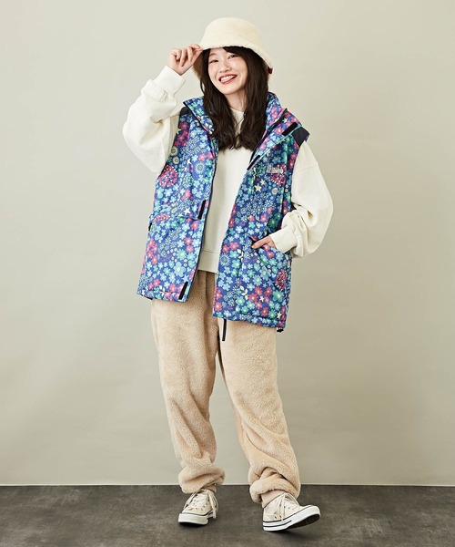 CUBE SUGAR(キューブシュガー)の「総柄中綿スタンドカラーベスト(ダウンジャケット/コート・レディース・ネイビー/グレー・M)」の8枚目の写真