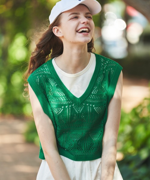 MERLOT（メルロー）の「かぎ針編みVネックショートベスト（ベスト・レディース・グリーン/ピンク/ネイビー・FREE）」の2枚目の写真