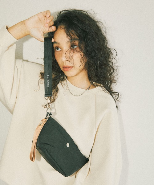 cross marche(クロスマルシェ)の「【TRIP.INN】2WAYポケット横型ショルダーバッグ S(ショルダーバッグ・レディース・ベージュ/ブラック/ピンク/アイボリー・フリー)」の3枚目の写真