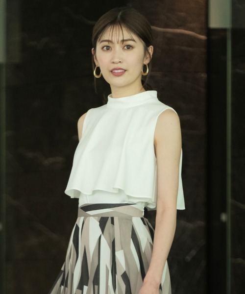 AND COUTURE(アンドクチュール)の「【WEB限定】ハイカラーノースリブラウス(シャツ/ブラウス・レディース・オフホワイト/グリーン/カーキ/ブラック/ベージュ・MEDIUM)」の6枚目の写真