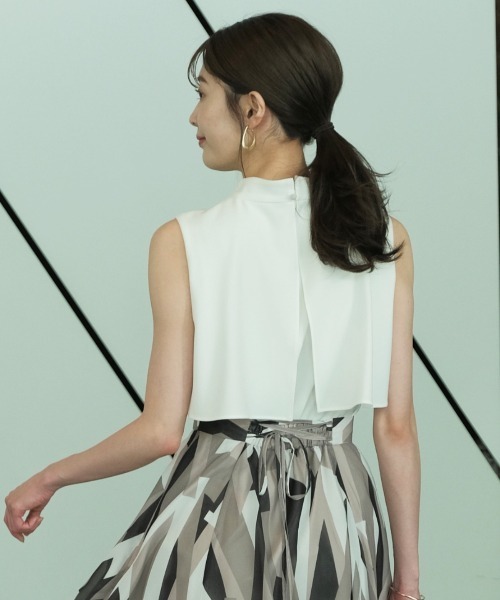 AND COUTURE(アンドクチュール)の「【WEB限定】ハイカラーノースリブラウス(シャツ/ブラウス・レディース・オフホワイト/グリーン/カーキ/ブラック/ベージュ・MEDIUM)」の9枚目の写真