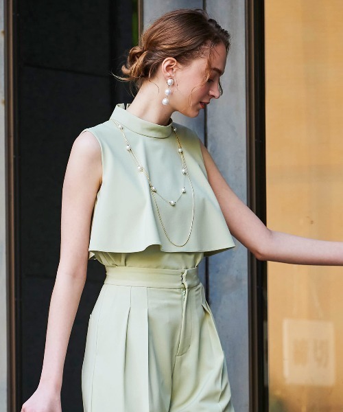 AND COUTURE(アンドクチュール)の「【WEB限定】ハイカラーノースリブラウス(シャツ/ブラウス・レディース・オフホワイト/グリーン/カーキ/ブラック/ベージュ・MEDIUM)」の16枚目の写真