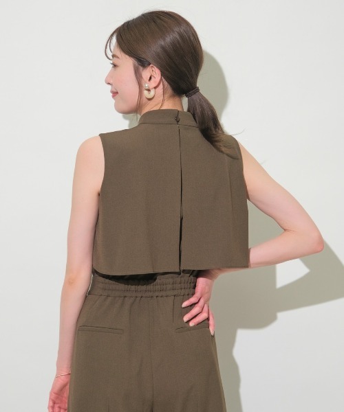 AND COUTURE(アンドクチュール)の「【WEB限定】ハイカラーノースリブラウス(シャツ/ブラウス・レディース・オフホワイト/グリーン/カーキ/ブラック/ベージュ・MEDIUM)」の11枚目の写真