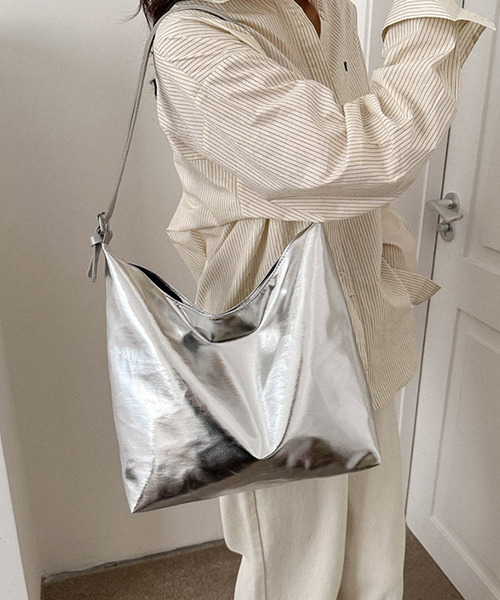 c.u.l（シーユーエル）の「メタリックショルダーバッグcula646（ショルダーバッグ・レディース・シルバー/ゴールド・FREE）」の4枚目の写真