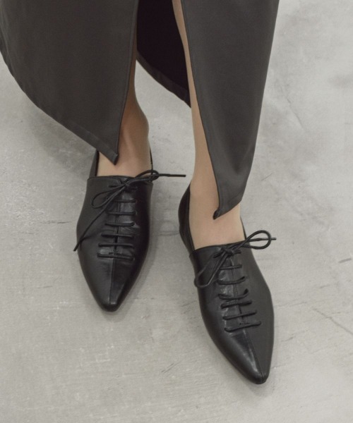 tukn.（トゥクン）の「【tukn.トゥクン】 レースアップマニッシュシューズ/ポインテッド/紐靴（その他シューズ・レディース・ブラック/ホワイト・S/M/L）」の2枚目の写真