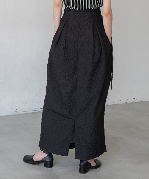 VACANCY(ヴァカンシー)の「フクレジャガードハイウエストスカート(スカート・レディース・グレイッシュベージュ/ブラック・SMALL/MEDIUM)」の4枚目の写真