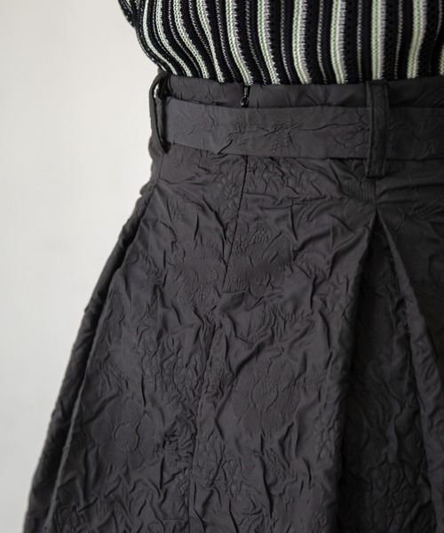 VACANCY(ヴァカンシー)の「フクレジャガードハイウエストスカート(スカート・レディース・グレイッシュベージュ/ブラック・SMALL/MEDIUM)」の11枚目の写真