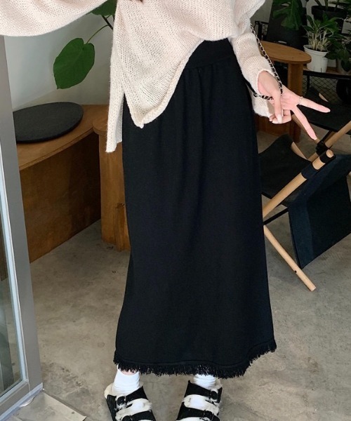 Sibra(シブラ)の「裾フリンジニットスカート(スカート・レディース・アイボリー/ブラック・M)」の9枚目の写真