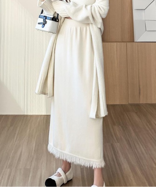Sibra(シブラ)の「裾フリンジニットスカート(スカート・レディース・アイボリー/ブラック・M)」の4枚目の写真