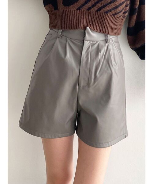 EMODA（エモダ）の「フェイクレザーショートパンツ（その他パンツ・レディース・グレー/ブラック・SMALL/MEDIUM）」の13枚目の写真