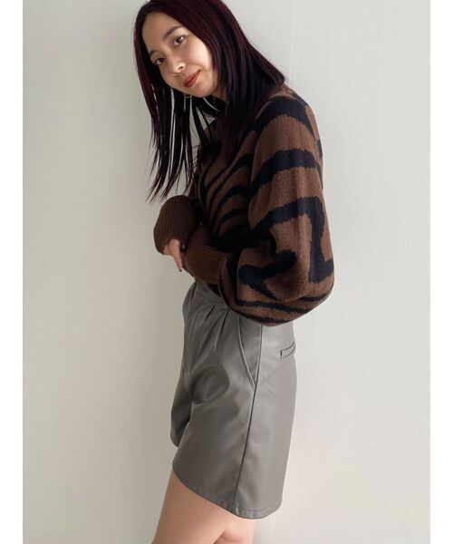 EMODA（エモダ）の「フェイクレザーショートパンツ（その他パンツ・レディース・グレー/ブラック・SMALL/MEDIUM）」の5枚目の写真