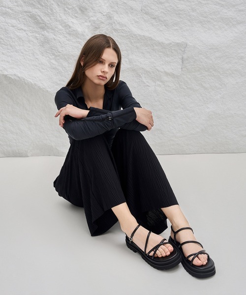 CHARLES & KEITH（チャールズ & キース）の「パッフィーストラップ サンダル（サンダル・レディース・ブラック/ベージュ・24.5cm/23.5cm/23cm/22.5cm/25cm）」の2枚目の写真