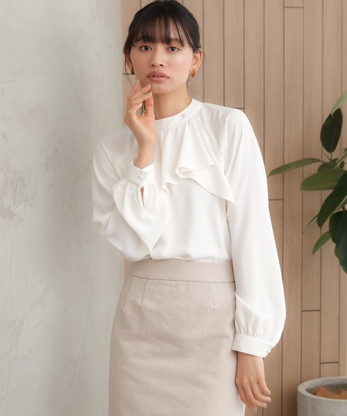 TRUDEA(トルディア)の「アシメラッフルブラウス(シャツ/ブラウス・レディース・ホワイト/グリーン/ベージュ/ピンクベージュ・MEDIUM/LARGE)」の1枚目の写真