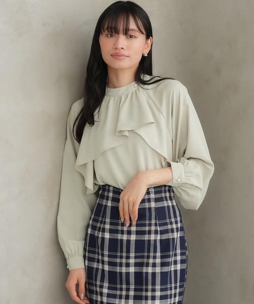TRUDEA(トルディア)の「アシメラッフルブラウス(シャツ/ブラウス・レディース・ホワイト/グリーン/ベージュ/ピンクベージュ・MEDIUM/LARGE)」の3枚目の写真