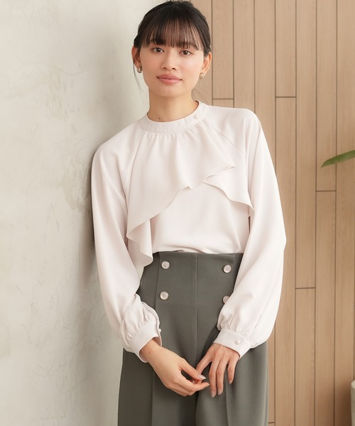 TRUDEA(トルディア)の「アシメラッフルブラウス(シャツ/ブラウス・レディース・ホワイト/グリーン/ベージュ/ピンクベージュ・MEDIUM/LARGE)」の5枚目の写真