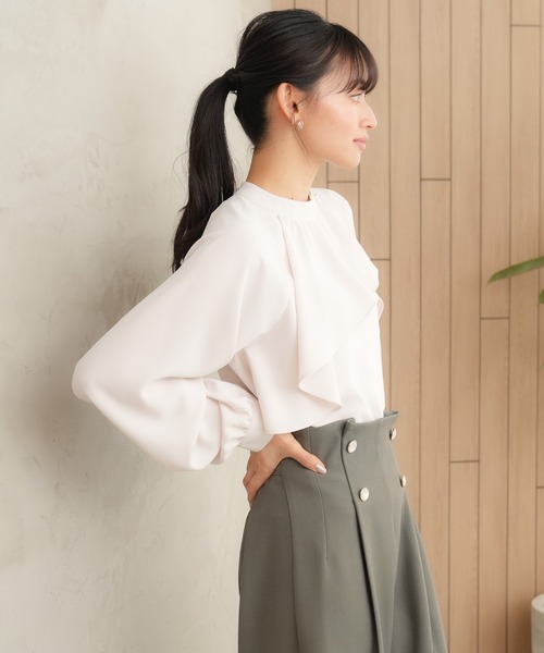 TRUDEA(トルディア)の「アシメラッフルブラウス(シャツ/ブラウス・レディース・ホワイト/グリーン/ベージュ/ピンクベージュ・MEDIUM/LARGE)」の6枚目の写真
