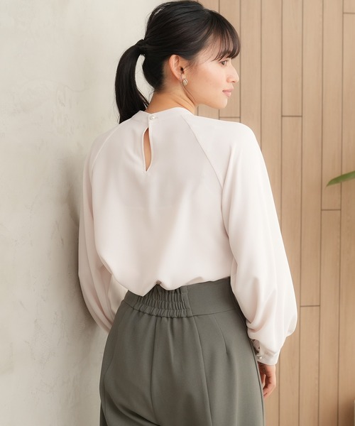 TRUDEA(トルディア)の「アシメラッフルブラウス(シャツ/ブラウス・レディース・ホワイト/グリーン/ベージュ/ピンクベージュ・MEDIUM/LARGE)」の7枚目の写真