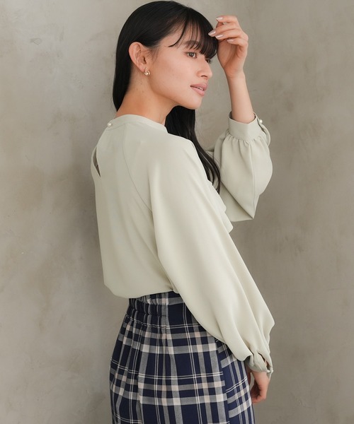TRUDEA(トルディア)の「アシメラッフルブラウス(シャツ/ブラウス・レディース・ホワイト/グリーン/ベージュ/ピンクベージュ・MEDIUM/LARGE)」の15枚目の写真