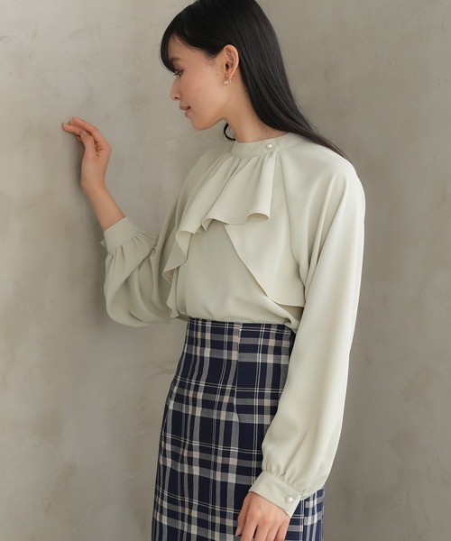 TRUDEA(トルディア)の「アシメラッフルブラウス(シャツ/ブラウス・レディース・ホワイト/グリーン/ベージュ/ピンクベージュ・MEDIUM/LARGE)」の17枚目の写真