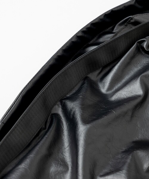 FREAK'S STORE（フリークスストア）の「FREAK’S STORE/フリークスストア Roll Shoulder BAG PUレザー/ロール ショルダーバック ポリウレタンレザー（ショルダーバッグ・メンズ・ブラック・ﾌﾘ-）」の4枚目の写真