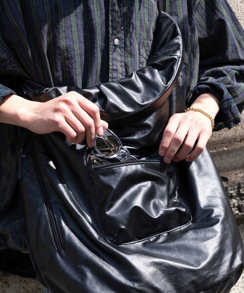 FREAK'S STORE（フリークスストア）の「FREAK’S STORE/フリークスストア Roll Shoulder BAG PUレザー/ロール ショルダーバック ポリウレタンレザー（ショルダーバッグ・メンズ・ブラック・ﾌﾘ-）」の2枚目の写真