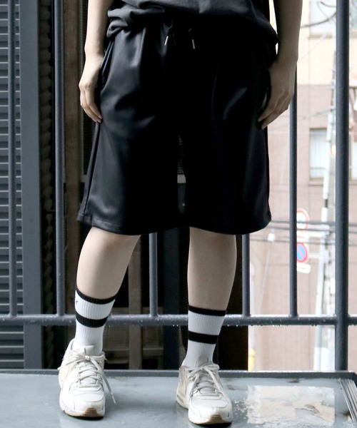 Starting Over(スターティングオーバー)の「Synthetic leather loose shorts/合成皮革 ルーズ ショーツ(その他パンツ・メンズ・ブラック/シルバー・XL/L/M)」の2枚目の写真