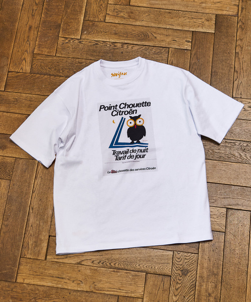 EDIFICE（エディフィス）の「SAVIGNAC (サビニャック) 別注 French Company プリント Tシャツ（Tシャツ/カットソー・メンズ・グリーン/ライトホワイト/ホワイト系その他/ホワイト/モスグリーン/ライトブルー/ホワイト×ホワイト/ブラック/パープル/ブルー系その他/ブルー/ブラック系その他・MEDIUM/X-LARGE/LARGE）」の3枚目の写真