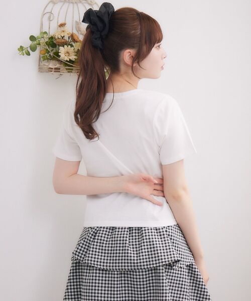 ems excite(エムズエキサイト)の「アソートロゴ刺繍TEE(Tシャツ/カットソー・レディース・オフホワイト/チャコールグレー/ナチュラル/ブラック系その他3/ブルー/レッド・FREE)」の14枚目の写真