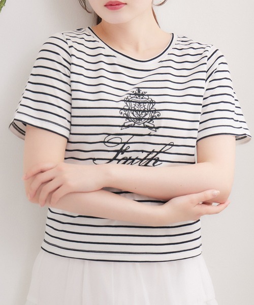 ems excite(エムズエキサイト)の「アソートロゴ刺繍TEE(Tシャツ/カットソー・レディース・オフホワイト/チャコールグレー/ナチュラル/ブラック系その他3/ブルー/レッド・FREE)」の3枚目の写真