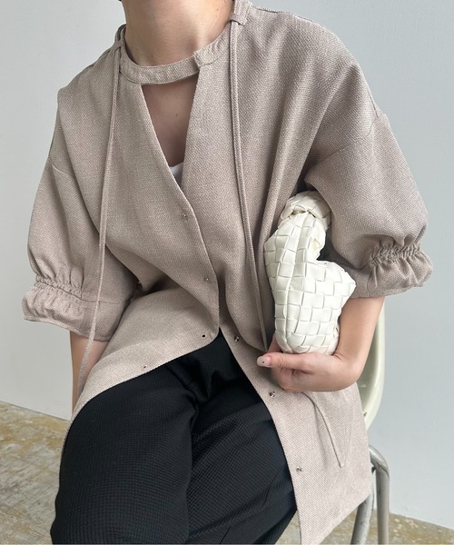 lawgy(ラウジー)の「string pin sleeve gather jacket tops / ストリングピンスリーブギャザージャケットトップス(その他トップス・レディース・ベージュ/ホワイト・FREE)」の2枚目の写真